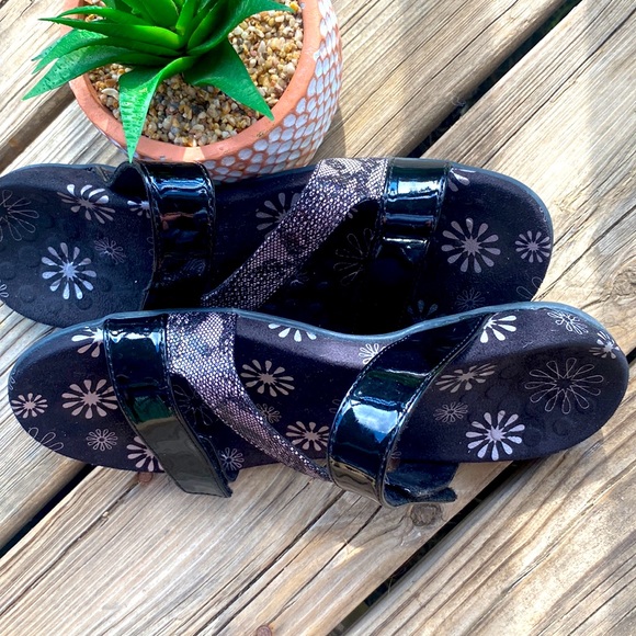 Vionic Jodie Strappy Sandal Black Patent Leather Chantily Lace Design Sz 8 - Picture 4 of 13